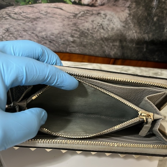 VALENTINO GARAVANI ZIP LONG WALLET WITH SILVER STUDS. - Picture 12 of 17